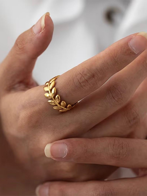 GOLDEN PETAL RING