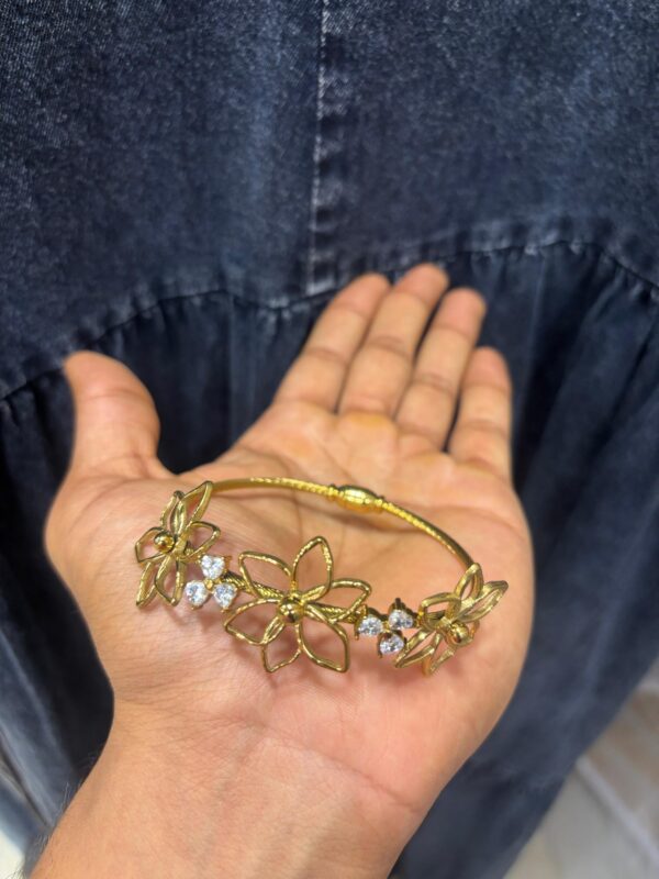 PETAL GLOW BANGLE