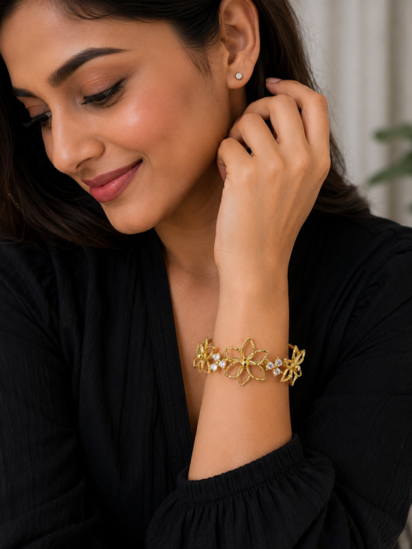 PETAL GLOW BANGLE